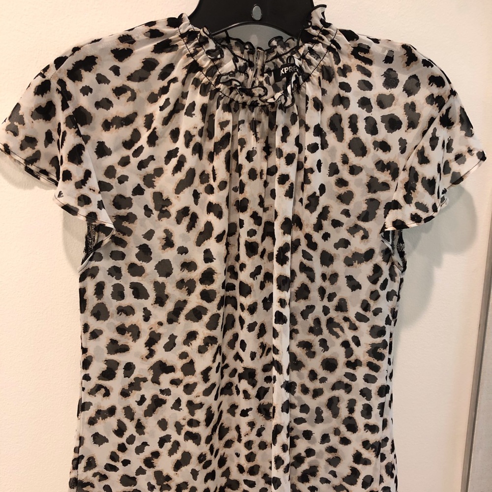 Express ruffle mock neck top in animal print - Picture 5 of 7